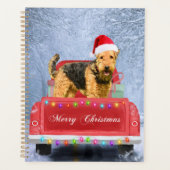 Airedale Terrier Dog in Snow sitzt zu Weihnachten Planer (Vorderseite)