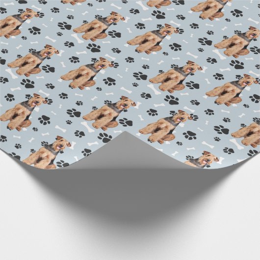 Airedale Terrier Dog Paw Print Pattern Geschenkpapier (Ecke)