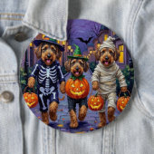 Airedale Terrier Dogs Trick-or-Treating Halloween Button (Beispiel)
