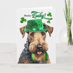 Airedale Terrier fühlt sich am St. Patrick's Day g Feiertagskarte