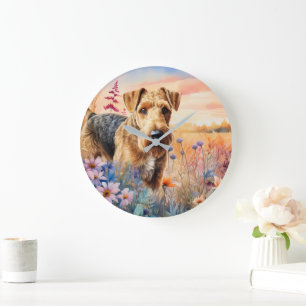 Airedale Terrier Hund auf einer Wildblumenwiese Große Wanduhr
