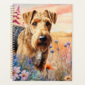 Airedale Terrier Hund auf einer Wildblumenwiese Planer (Vorderseite)