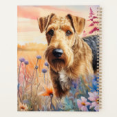 Airedale Terrier Hund auf einer Wildblumenwiese Planer (Rückseite)