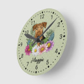 Airedale Terrier Hund Kopf mit Blume und Name Runde Wanduhr (Winkel)