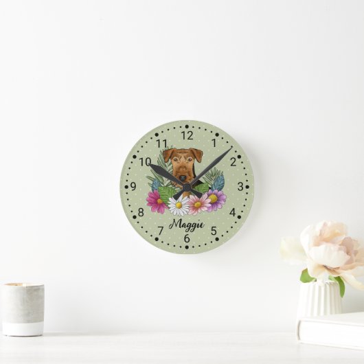 Airedale Terrier Hund Kopf mit Blume und Name Runde Wanduhr (Zuhause)
