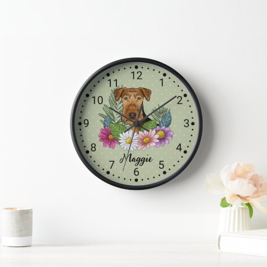 Airedale Terrier Hund Kopf mit Blume und Name Uhr (Zuhause)