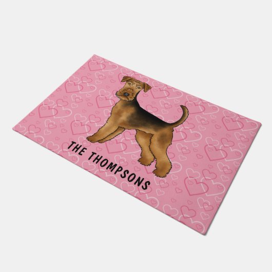 Airedale Terrier Hund mit rosa Herzen und Name Fußmatte (Schrägansicht)