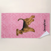 Airedale Terrier Hund mit rosa Herzen und Name Strandtuch (Vorderseite)