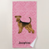 Airedale Terrier Hund mit rosa Herzen und Name Strandtuch (Vorderseite)