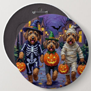 Airedale Terrier Hunde beim Trick-or-Treat an Hall Button