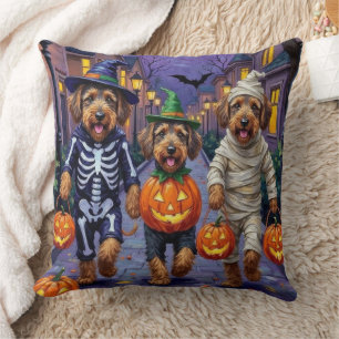 Airedale Terrier Hunde beim Trick-or-Treat an Hall Kissen