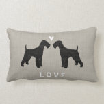 Airedale-Terrier-Liebe Lendenkissen<br><div class="desc">Airedale-Terrier-Silhouetten mit Herzen und personalisiertem Text. Macht ein Nizza Hochzeits-Geschenk für Airedale-Liebhaber.</div>