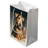Airedale Terrier Neues Jahr Mittlere Geschenktüte (Vorderseite Schrägansicht)