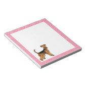 Airedale Terrier Niedlicher Cartoon Hund mit rosa Notizblock (angewinkelt)