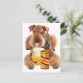 Airedale Terrier teilt Bier Postkarte (Stehend Vorderseite)