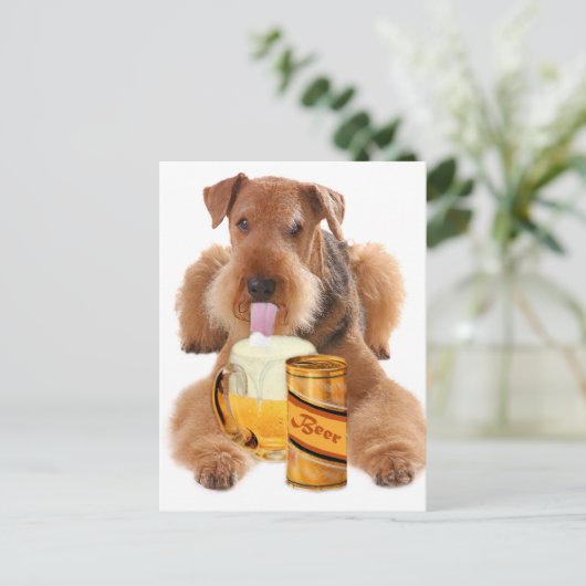 Airedale Terrier teilt Bier Postkarte (Stehend Vorderseite)