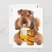 Airedale Terrier teilt Bier Postkarte (Vorne/Hinten)