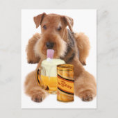 Airedale Terrier teilt Bier Postkarte (Vorderseite)