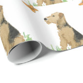 Airedale Terrier u. Schmetterling Geschenkpapier (Rolleneckpunkt)