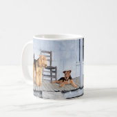 Airedale Terriers auf der Veranda Kaffeetasse (Vorderseite Links)