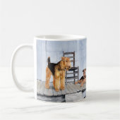 Airedale Terriers auf der Veranda Kaffeetasse (Links)