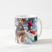 Airedale Weihnachtsfest Schneeszene Kaffeetasse (VorderseiteRechts)