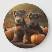 Airedale Welpe Herbst Kürbis Große Wanduhr (Vorderseite)
