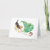 Airedale zieht Weihnachtsbaum Karte (Vorderseite)