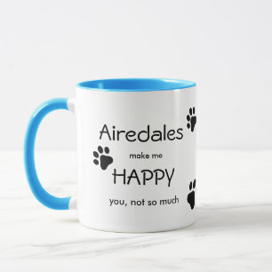 Airedales macht mich glücklich mit dem ganzen Pfot Tasse