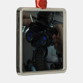 Airman passt die Augenspäne an Silbernes Ornament (Rechts)