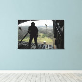 Airman sieht sich einen Bundle-Fall an Leinwanddruck (Insitu (Holzboden))