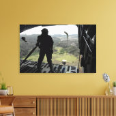 Airman sieht sich einen Bundle-Fall an Leinwanddruck (Insitu (Wohnzimmer))