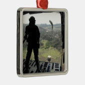 Airman sieht sich einen Bundle-Fall an Ornament Aus Metall (Rechts)