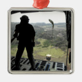 Airman sieht sich einen Bundle-Fall an Ornament Aus Metall (Vorne)