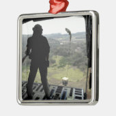 Airman sieht sich einen Bundle-Fall an Ornament Aus Metall (Links)