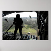 Airman sieht sich einen Bundle-Fall an Poster (Vorne)