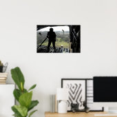 Airman sieht sich einen Bundle-Fall an Poster (Heimbüro)