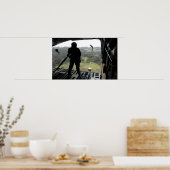 Airman sieht sich einen Bundle-Fall an Poster (Küche)