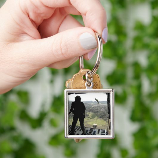 Airman sieht sich einen Bundle-Fall an Schlüsselanhänger (Hand)