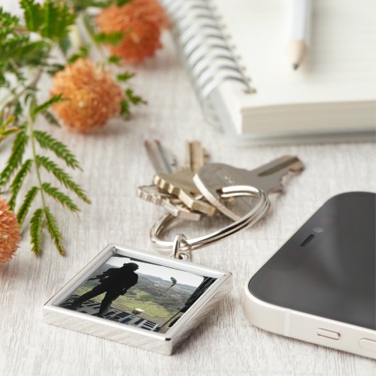 Airman sieht sich einen Bundle-Fall an Schlüsselanhänger (Seite)