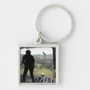 Airman sieht sich einen Bundle-Fall an Schlüsselanhänger