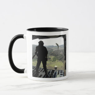 Airman sieht sich einen Bundle-Fall an Tasse