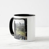 Airman sieht sich einen Bundle-Fall an Tasse (Vorderseite Links)