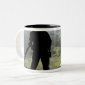 Airman sieht sich einen Bundle-Fall an Zweifarbige Tasse (Vorderseite Links)