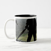 Airman sieht sich einen Bundle-Fall an Zweifarbige Tasse (Links)