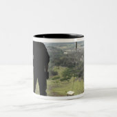 Airman sieht sich einen Bundle-Fall an Zweifarbige Tasse (Mittel)