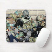 Airmen unterstützen einen Armeesoldaten der Republ Mousepad (Mit Mouse)