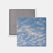 Airplane Crossing a Cloud-Filled Blue Sky Magnet (Vorderseite/Rückseite)