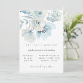 Airy Blue Floral Bouquet Einladung zur Hochzeit (Stehend Vorderseite)