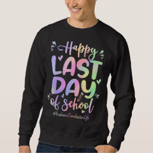 Akademischer Koordinator freut sich über den letzt Sweatshirt
